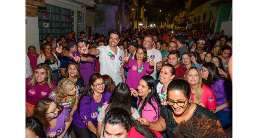 Com presença da candidata, aliados de Débora Almeida promoveram manifestação histórica em Caruaru