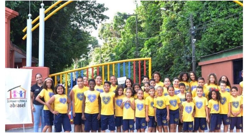 Crianças e adolescentes de bairros de Recife em situação de vulnerabilidade vão para sessão de cinema na 19ª da Semana Criança Abrasel-PE