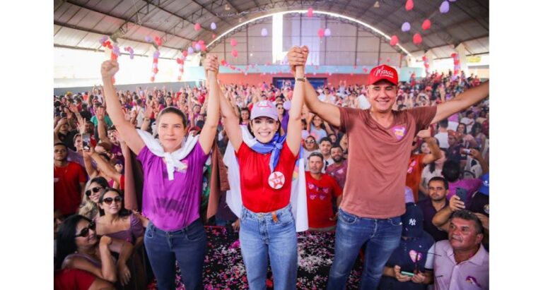 Prefeita Marcia Conrado recebe Raquel ao lado de multidão em Serra Talhada