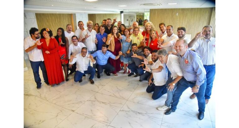 Marília Arraes participa de encontro com 25 vereadores do Recife e mostra força na capital na reta final da campanha