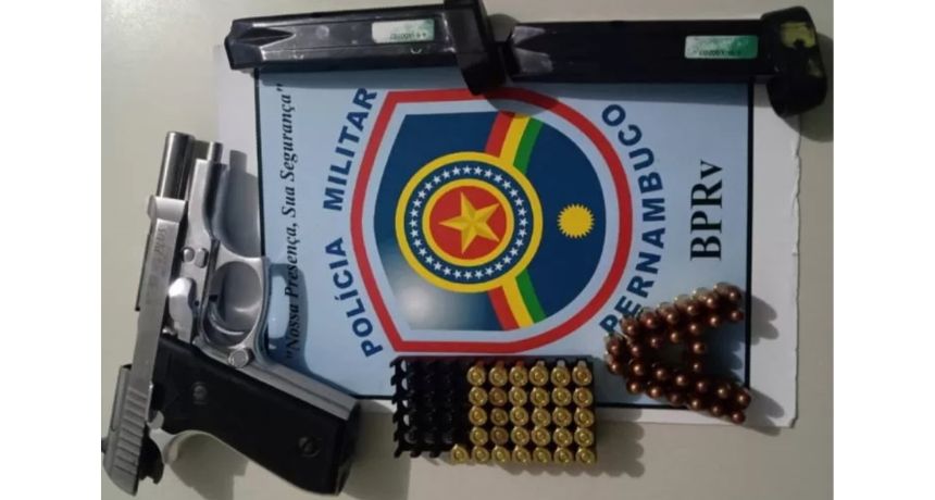 Homem é flagrado pela PM com pistola e disse ser CAC