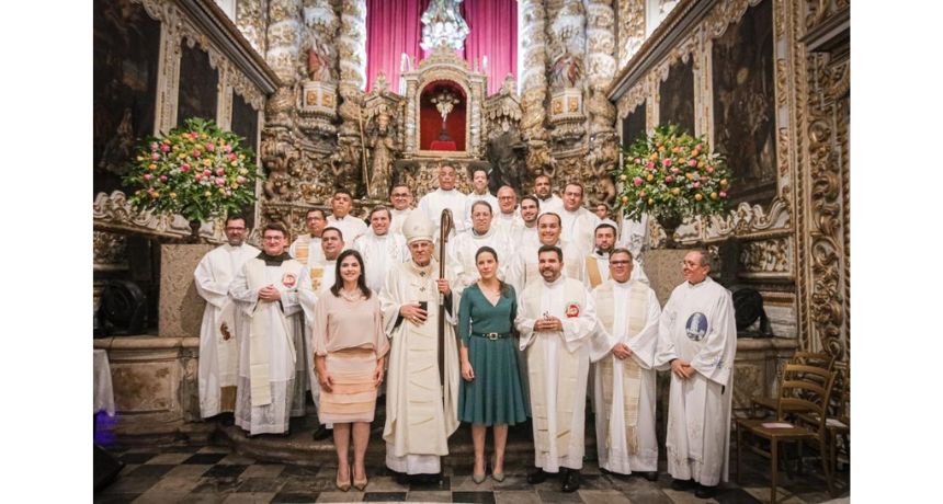 Raquel e Priscila participam de missa em Ação de Graças