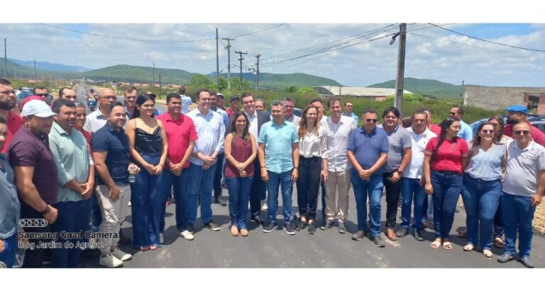 Ao lado do prefeito Álvaro o governador Paulo Câmara inaugurou calçamento de 20 ruas e vistoriou as obras da PE-144 em Tacaimbó.