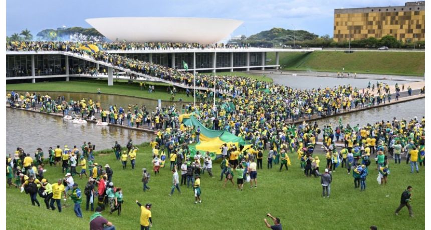 Bolsonaristas invadem STF após entrar no Congresso e Planalto