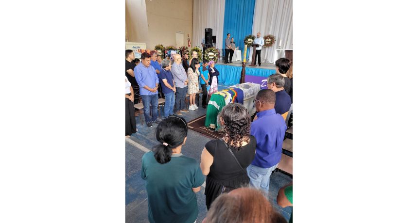 Mendonça Filho presta homenagem a Cintra Galvão em missa de corpo presente