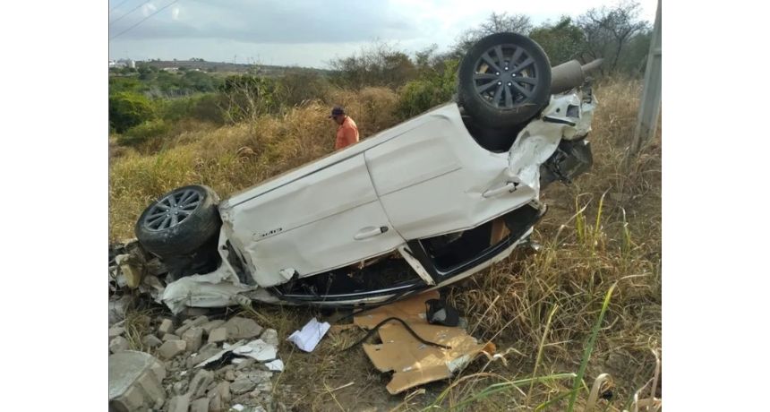 Jovem morre após capotar carro em São Bento do Una