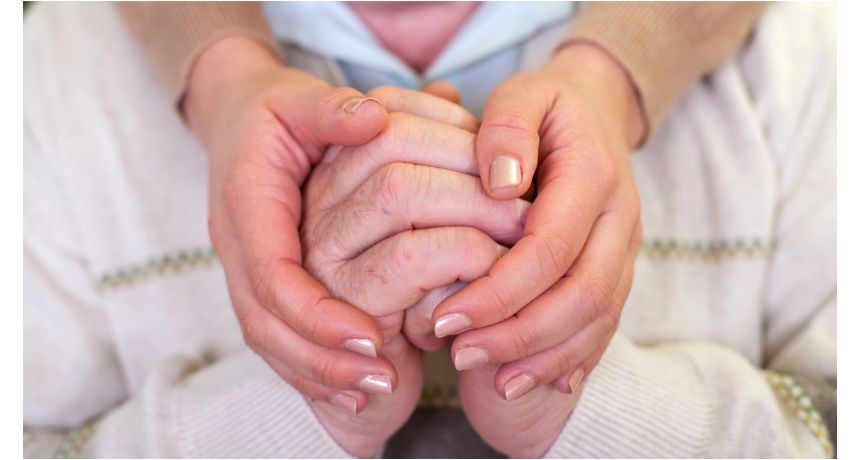 Alzheimer pode afetar mãos. Atenção a este sintoma precoce