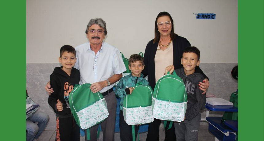 A Prefeitura de Belo Jardim entrega kits escolares e fardamentos para alunos da Rede Municipal de Ensino