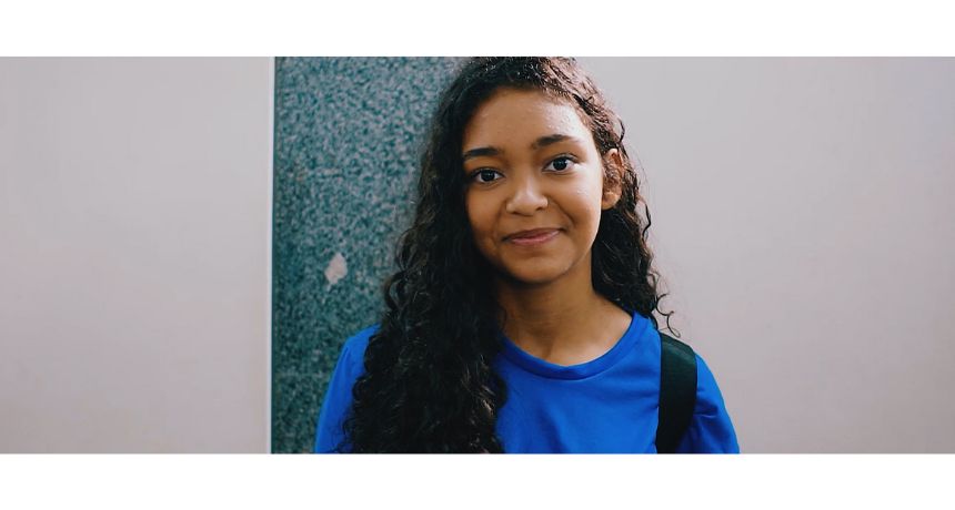 A cidade de Belo Jardim, Agreste Central de Pernambuco, está recebendo a sétima edição do Cine Jardim: Festival Latino-Americano de Cinema. Ontem (24) foi o primeiro dia de sessão ao ar livre, no Calçadão Cultural Ivanildo Ridomarques, na Praça da Estação. As exibições contaram com um público que celebrou a iniciativa. A enfermeira Paula Andreza conta que foi a primeira vez que ela assistiu filmes ao ar livre e que adorou a experiência. “Eu achei interessante, muito arretada a ideia de colocar pra gente assistir na Praça, porque aqui não tem esse tipo de atração. Foi uma ideia muito inteligente”, parabeniza. Ela conta que das seis obras exibidas na noite de quarta-feira, a que mais chamou a sua atenção foi a ficção “Entre Muros”, produção paulistana. “Logo quando eu cheguei estava passando a do menininho. Ele foi o que mais me chamou a atenção, porque achei engraçado a atuação dele e ele era muito esperto”, finaliza a belo-jardinense. O que para alguns foi a primeira vez, para a psicóloga Gabi Elizabete assistir filmes em praça não é uma novidade. “Eu tive essa experiência ano passado e ano retrasado, com curtas sobre skate no Brasil. A galera tá muito nesse movimento também, de cartografar como é o movimento do skate para passar no telão ao ar livre para pessoas”, conta a belo-jardinense. Empolgada com a programação do Cine Jardim, Gabi revela que prefere assistir aos filmes ao ar livre, porque a proposta chama a atenção de outras pessoas que só estão caminhando e param para assistir. “Eu acho que o Cinema aberto de fato abre possibilidades de outras pessoas poderem acompanhar”, explica. A psicóloga conta que está aproveitando bem a programação do Cine Jardim, assistindo as obras tanto no Cine Teatro Cultura como também nas exibições da Praça. “Eu estava assistindo no fechado e vim correndo pra cá. Eu acho que gostei mais do último que passou no Cine, “A Busca”. Era de uma pessoa fazendo um resgate da própria história, da história da família, então tava mostrando as fotografias até chegar no avô dele e esse avô falar que é de uma descendência indígena e fazer esse resgate da própria história, isso me tocou muito”, finaliza. O Festival continua com a programação ao ar livre até sábado (27). Nesta quinta-feira (25), vai ser possível acompanhar mais sete filmes, sendo dois deles de Pernambuco, inclusive um belo-jardinense.Veja a lista de filmes desta noite: Trancinhas [Ficção | 10’ | 2022 | MG] Direção: Mariana Stolf SINOPSE: Tamara, 16 anos, usa trancinhas no cabelo e é mal-humorada. Com o apoio de suas duas melhores amigas, Bárbara e Duda, está sempre arrumando confusão. Apolo [Ficção| 20’ | 2022 | PE] Direção: Paulo de Sá Vieira SINOPSE: Um projecionista de um cinema de rua vive sua rotina de trabalho até que um antigo frequentador vai ao local. Uma estranha relação se estabelece entre eles. Cyntia [Ficção | 11’ | 2021 | MG] Direção: Rafael Diniz SINOPSE: André, um jovem recém-formado em cinema e sem muita perspectiva, se frustra por não ter se tornado aquilo que gostaria de ser. Helena [Ficção | 9’ | 2022 | SP] Direção: Paulo Ricardo SINOPSE: Uma relação entre pai e filha que supera a temporalidade, marcada por uma música. Céu [Documentário | 16’| 2022 | PB] Direção: Valtyennya Pires SINOPSE: Entre imagens, silêncios e depoimentos, o documentário retrata a importância e o legado da louceira Maria do Céu, vítima de feminicídio em 2013, para a continuidade da cultura centenária de produção de louças na Comunidade Quilombola Serra do Talhado Urbano, em Santa Luzia. Sem filtros [Ficção | 5’ | 2022 | PE] Direção: Heleno Florentino SINOPSE: Alunos descobrem que machado de Assis era negro, apesar de não parecer nas fotos. Enquanto, Rafa, se percebe usando filtros que a embranquecem. As coisas não vão mudar [Documentário | 24’ | 2021 | PE] Direção: Luiz Apolinário SINOPSE: Sobre tudo que já mudou. O Cine Jardim – Festival Latino-americano de Cinema de Belo Jardim é uma realização da Pontilhado Cinematográfico e do Instituto Conceição Moura, por meio da Lei de Incentivo à Cultura, Ministério da Cultura, Governo Federal – União e Reconstrução. Conta com o patrocínio da Moura e parcerias da Universidade Católica de Pernambuco, através da Pró-Reitoria Comunitária e de Extensão, do Instituto Humanitas da Unicap, do Armazém Coral Acha Aqui, Mistika, CiaRio e VouSer Acessibilidade. Para acompanhar a programação de todos os dias, acesse o site do Cine Jardim ou o Instagram oficial do Festival (@cinejardim). Foto: Divulgação -- Katharyne Bezerra (MTB-PE: 6750) (Jornalista | Redatora freelancer)