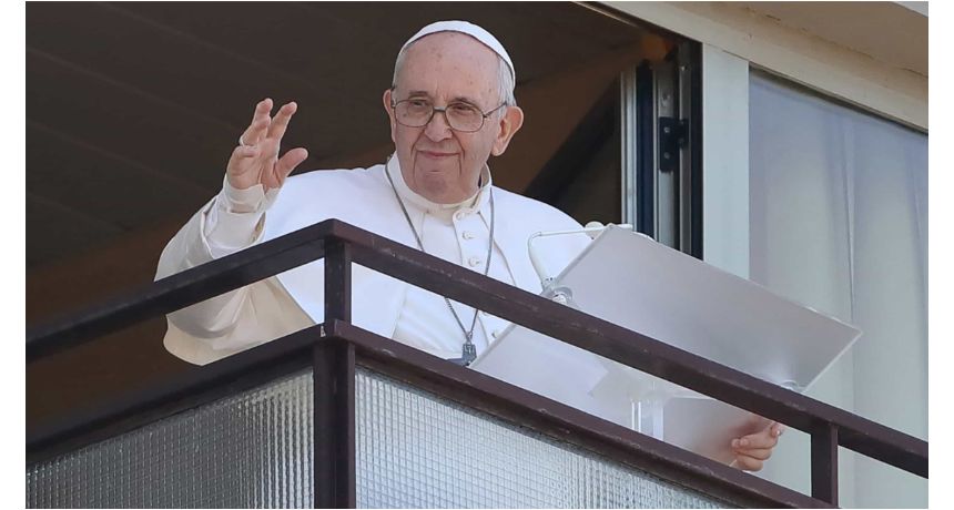 Papa Francisco já está sentando em poltrona e trabalhando após cirurgia abdominal