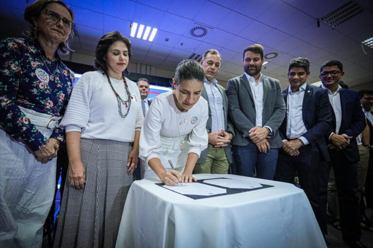 Governo de Pernambuco lança o programa Juntos Pela Educação e garante maior investimento da história na rede pública de ensino: R$ 5,5 bilhões