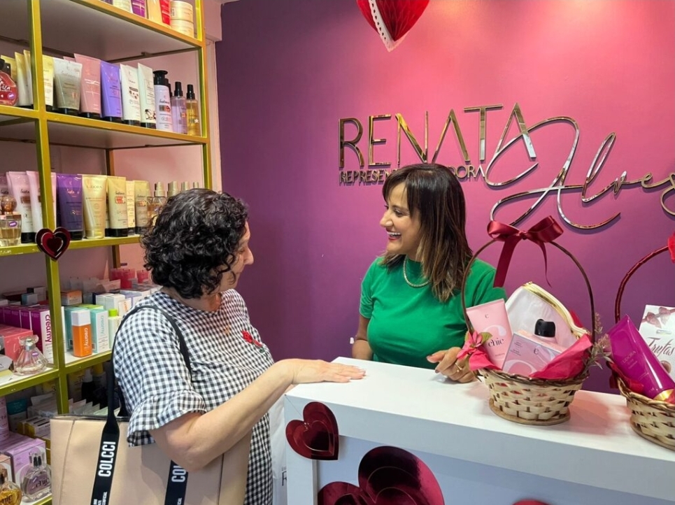 Empresária Renata Alves atendendo cliente durante Dia dos Namorados – Foto: BJ1

