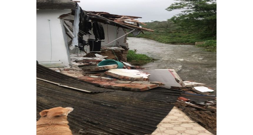 Casa desaba no bairro da Gameleira em Belo Jardim após enchente no rio Bitury