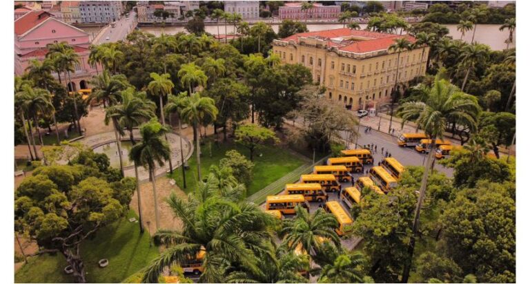 Governadora Raquel Lyra entrega 101 ônibus escolares aos municípios de Pernambuco