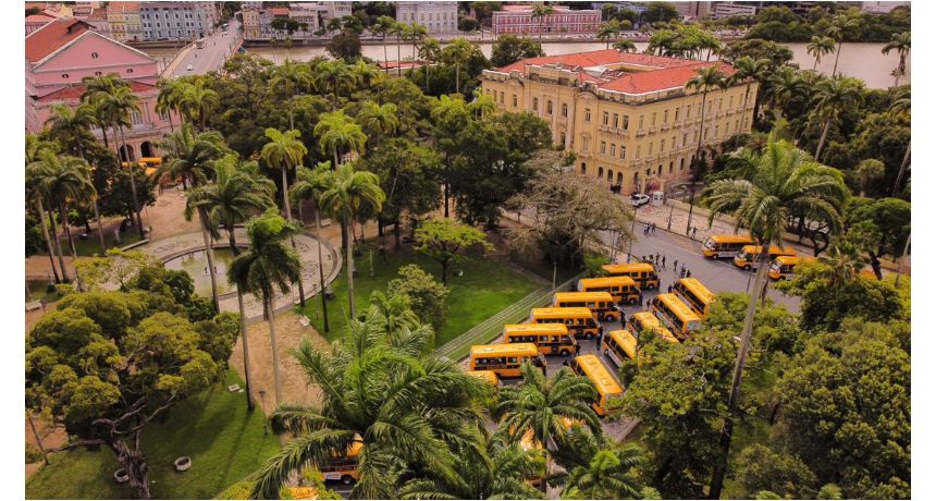 Governadora Raquel Lyra entrega 101 ônibus escolares aos municípios de Pernambuco