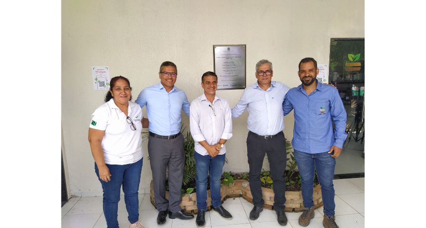 O IFPE Belo Jardim inaugurou, nesta sexta-feira (4), o Laboratório de Solos e Sustentabilidade Ambiental do campus, projeto desenvolvido em parceria com a cooperativa Agro São José e com recurso financeiro da Fundação de Amparo à Ciência e Tecnologia de Pernambuco (FACEPE), que contou com o apoio do Secretário de Micro e Pequenas Empresas e Empreendedorismo do Ministério do Desenvolvimento, Indústria, Comércio e Serviços, Milton Coelho, em sua captação. Segundo o coordenador do laboratório, o professor Fernando Cunha, o principal objetivo do empreendimento é prestar assistência técnica aos agricultores da região Agreste. "O laboratório irá realizar análises físicas e químicas de solos, águas e plantas, algo que antes só era possível em Recife, além de permitir o desenvolvimento de pesquisas científicas que irão contribuir de forma significativa com o desenvolvimento da agricultura familiar local", enfatiza Fernando. O Laboratório de Solos e Sustentabilidade Ambiental nasceu a partir de um projeto idealizado pela então aluna do curso técnico em Agropecuária, hoje presidente do Sindicato dos Trabalhadores na Agricultura Familiar de Belo Jardim, Evandra Carla. O que era apenas um sonho inicialmente, contou com o apoio dos professores Fernando Cunha e Rosemberg Bezerra e com toda uma rede de ajuda de servidores e terceirizados do campus que viabilizou o sonho da egressa. Em sua fala, o diretor-geral do campus, Marcos Germano, destacou todo o empenho necessário e a importância do laboratório para a comunidade da região. "Este foi um trabalho de quem tem amor pelo que faz, de quem tem coragem de colocar a cara a tapa, de quem pensa na inclusão do agricultor dentro da escola... e quando a gente fortalece o agricultor familiar, a gente fortalece toda a cadeia produtiva", declarou Marcos Germano. O evento contou com a presença da imprensa e de autoridades locais, além do reitor do IFPE, José Carlos de Sá, que declarou que a inauguração era um acontecimento muito especial dentro do IFPE. "Hoje, estamos vivendo um momento especial de muitas formas no campus Belo Jardim. Estamos vendo nossos três pilares - ensino, pesquisa e extensão - absolutamente integrados, a partir da captação de recursos externos e como forma de integração com a sociedade, envolvendo ainda a prática da agroecologia. Sem dúvidas, é um acontecimento que nos enche de orgulho", finalizou José Carlos.