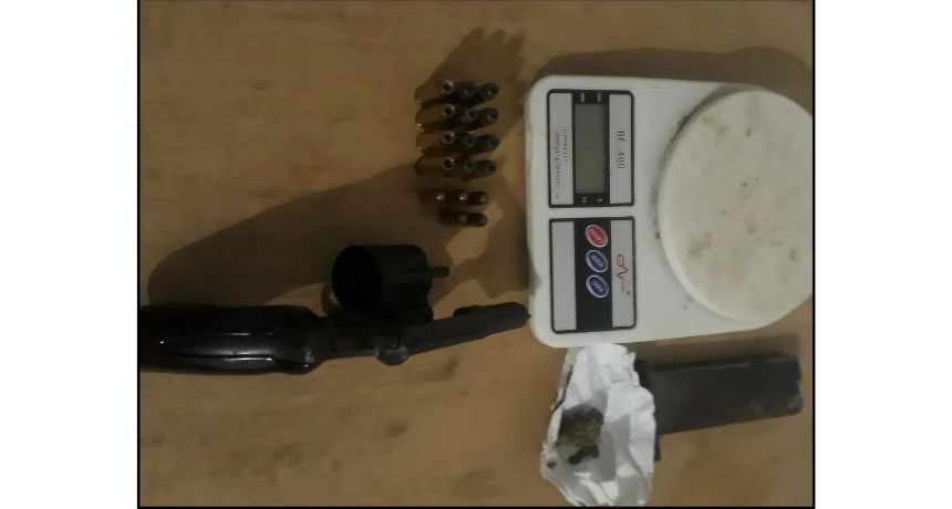 Suspeito de tráfico é preso com revólver, munições e droga em sua casa em São Bento do Una