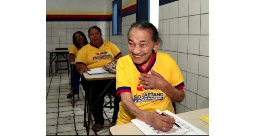 Aos 100 anos de idade, idosa do interior de Pernambuco se dedica a iniciar os estudos em escola municipal