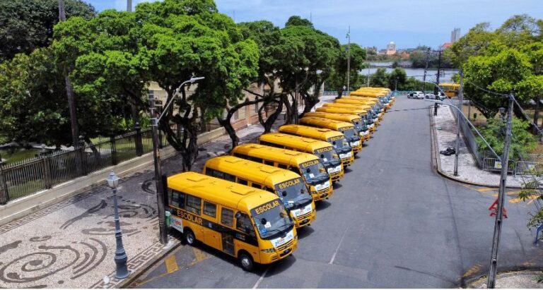 Governo do Estado entrega 81 novos ônibus escolares a municípios pernambucanos e assegura o maior número de veículos destinados para o transporte de estudantes nos últimos quatro anos