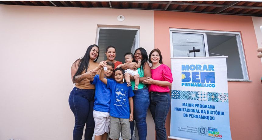 Morar Bem PE: governadora Raquel Lyra entrega chave de 40 novas residências e 422 títulos de propriedade a famílias de Caruaru
