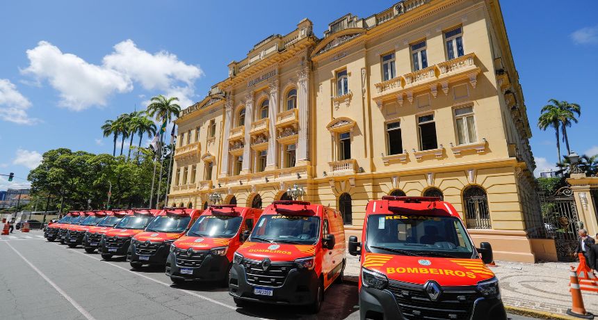Juntos pela Segurança: governadora Raquel Lyra entrega novas viaturas auto resgate para reforçar operações do Corpo de Bombeiros