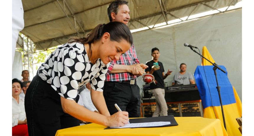 No Sertão de Itaparica, governadora Raquel Lyra leva água tratada pela primeira vez a Carnaubeira da Penha, entrega a requalificação da PE-425 e lança a edição 2024 do Programa CNH Rural