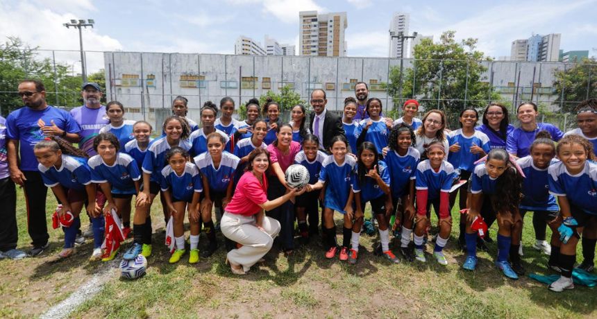 No Dia da Mulher, governadora Raquel Lyra participa de ação social promovida pelo Governo de Pernambuco e lança o Centro de Desenvolvimento do Futebol Feminino