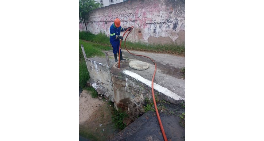 Compesa realiza mutirão de manutenção da rede coletora de esgotos em quatro bairros de Caruaru