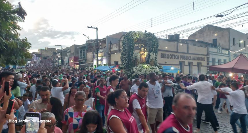 Procissão de São José 2024 leva milhares fiéis às ruas do Brejo da Madre de Deus