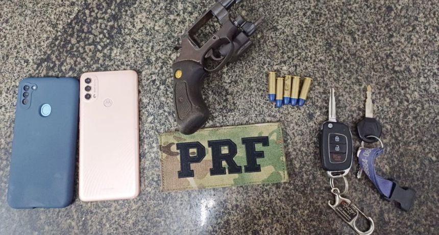 Após tentativa de fuga, carro roubado e arma são apreendidos pela PRF em Pernambuco