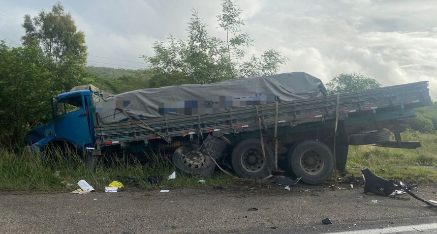 Homem morre após colidir com caminhão na BR-232