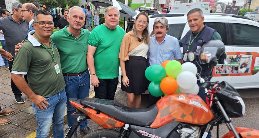 Prefeitura de Belo Jardim entrega dois carros para o TFD e uma moto para a Vigilância Epidemiológica