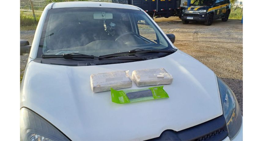 PRF apreende cocaína dentro de painel de carro em Serra Talhada