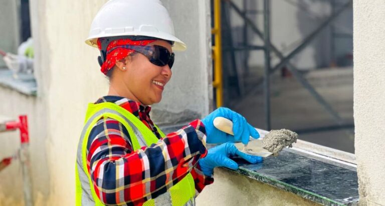 Mulheres voluntárias participam na construção de novo local de reuniões das Testemunhas de Jeová