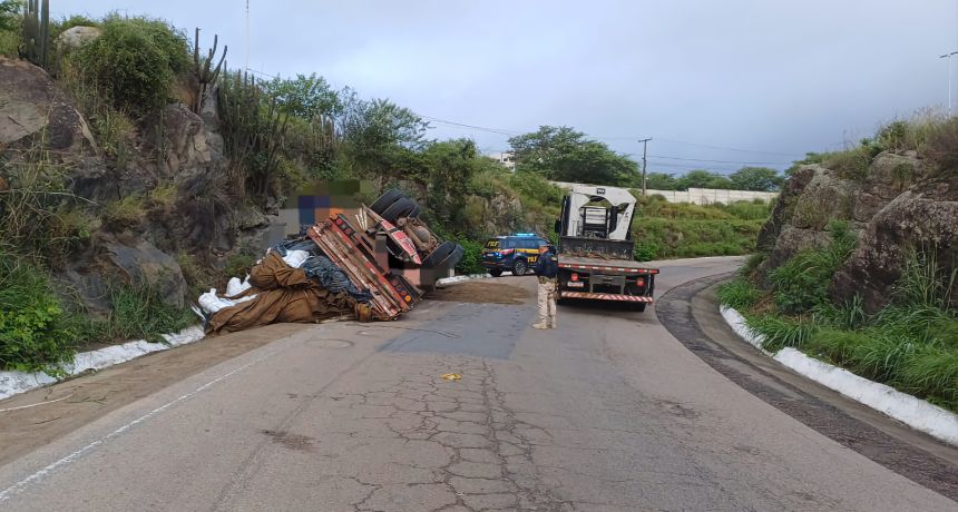 Caminhão roubado tomba na alça de acesso para a BR-232 em Caruaru