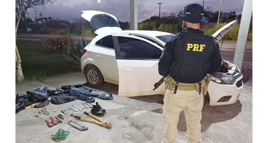 PRF detém trio com armas e carro roubado no Agreste