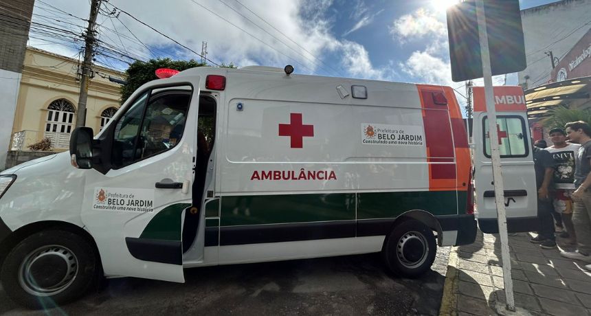 Prefeitura Municipal de Belo Jardim realiza entrega de mais uma ambulância semi-UTI