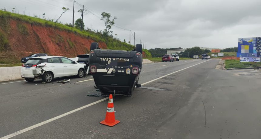 Viatura da Polícia Civil capota após engavetamento na BR-232