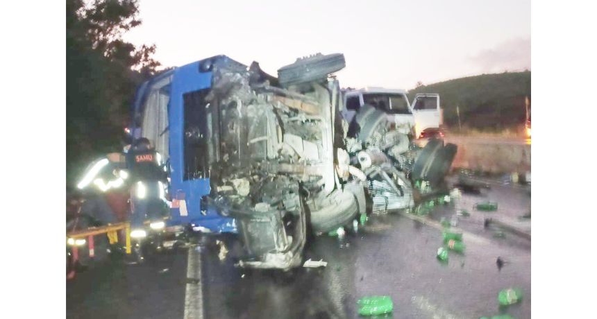Acidente na BR 232 em Moreno interdita rodovia após caminhão tombar e colisão entre dois veículos