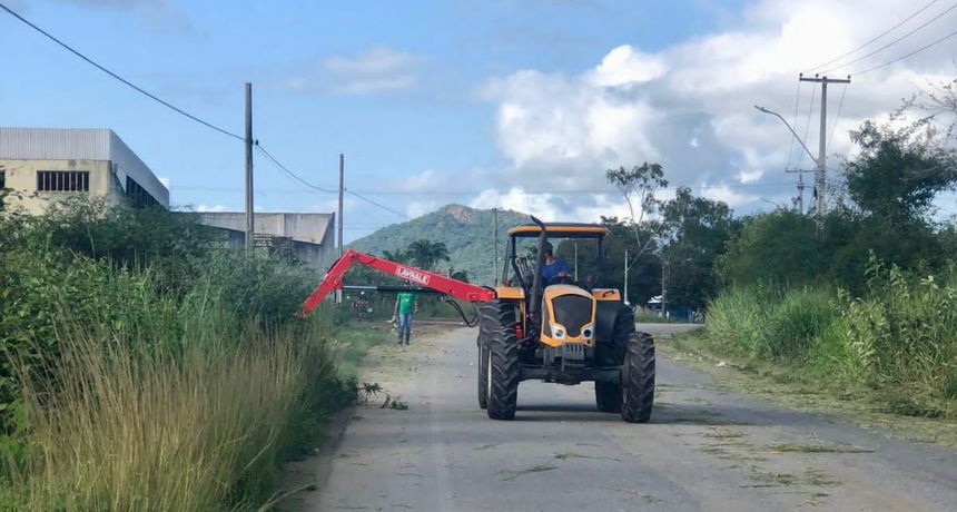 Prefeitura Municipal de Belo Jardim realiza trabalho de roçagem na PE-190 para garantir mais segurança
