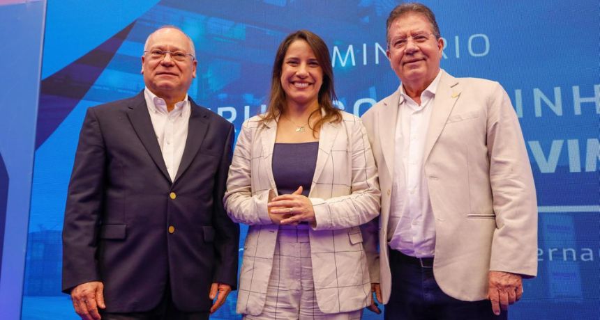 Governadora Raquel Lyra apresenta investimentos realizados na infraestrutura do Estado durante seminário no Recife