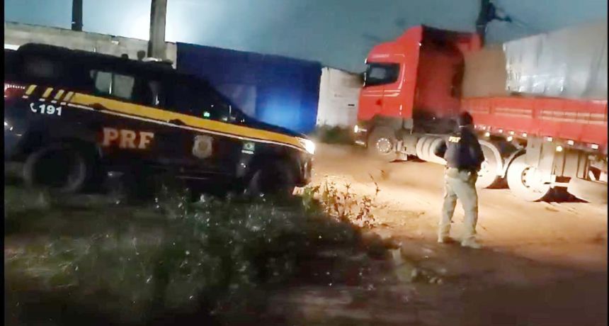 PRF retém duas carretas com 20 toneladas de confecção irregular no Agreste de Pernambuco