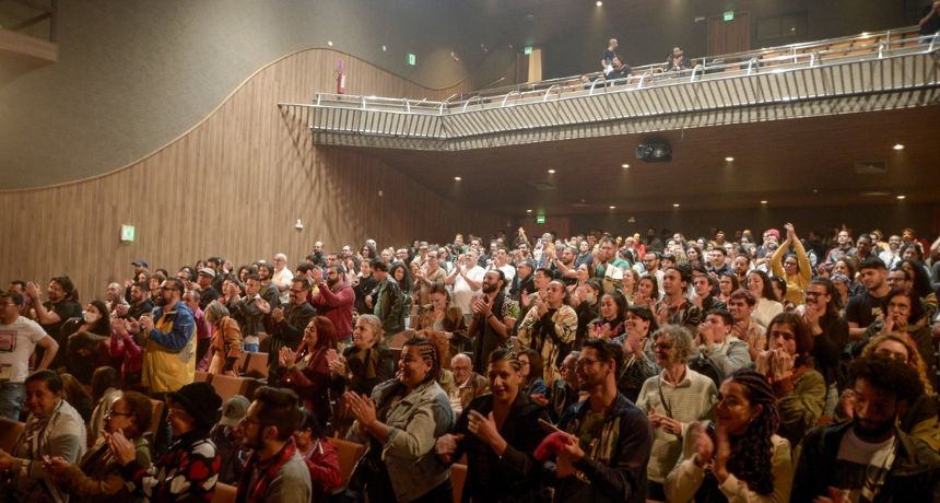 Grupo Magiluth celebra vida e obra de Miró da Muribeca em espetáculo no 32º FIG