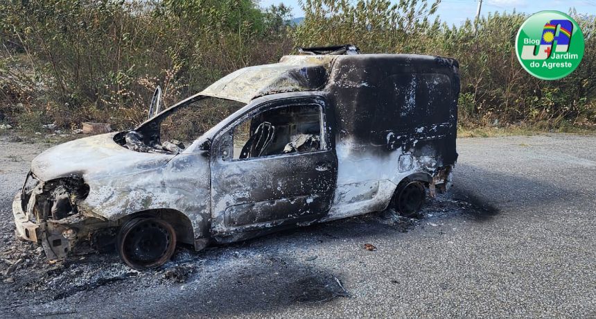 Ambulância é destruída por incêndio na BR-232 em Tacaimbó; ninguém se feriu