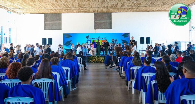 No Recife, governadora Raquel Lyra comanda cerimônia de formatura das primeiras turmas do Qualifica PE