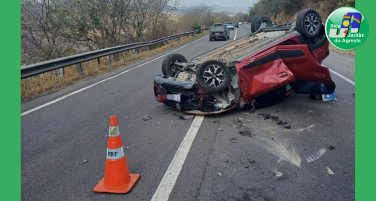 Motorista perde o controle do veículo e capota na BR-232 em Pombos