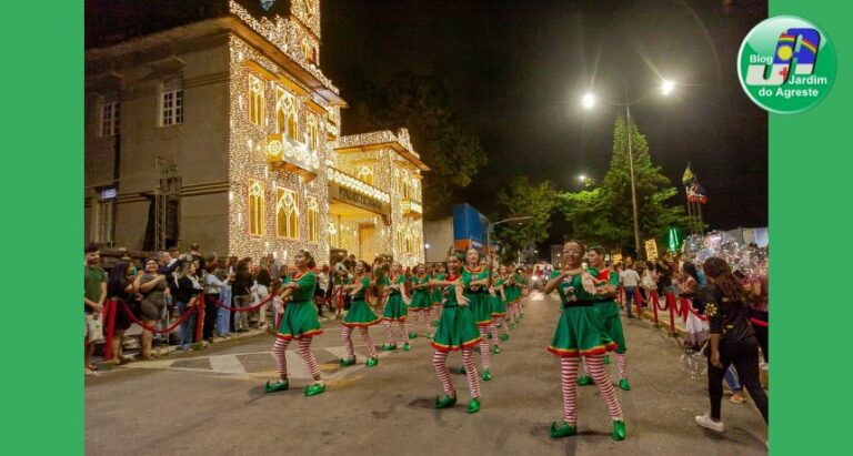 Desfile Natalino na avenida Santo Antônio atrai visitantes para o Encantos do Natal