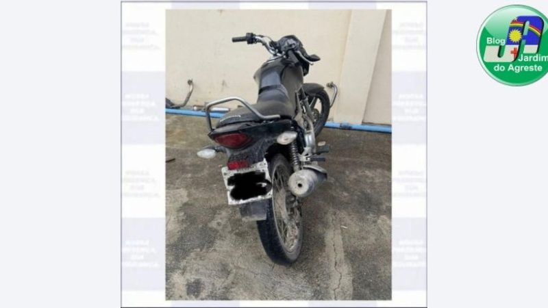 Homem é flagrado empinando moto durante cortejo fúnebre e acaba detido em Sanharó