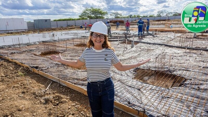 Débora Almeida vistoria obras da creche na Vila do Espírito Santo