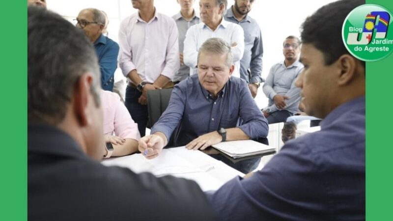 Em Caruaru, governador em exercício Ricardo Paes Barreto autoriza obras de pavimentação de ruas e conhece projeto de modernização do aeroporto